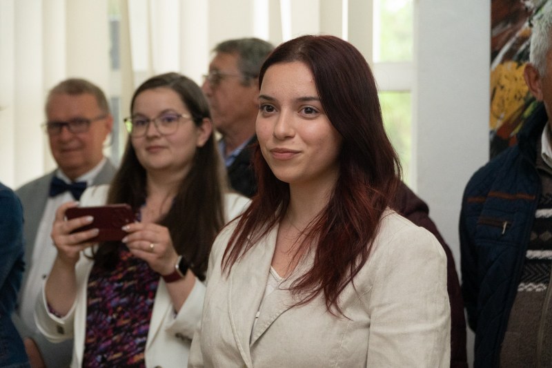 32_800x533.jpg