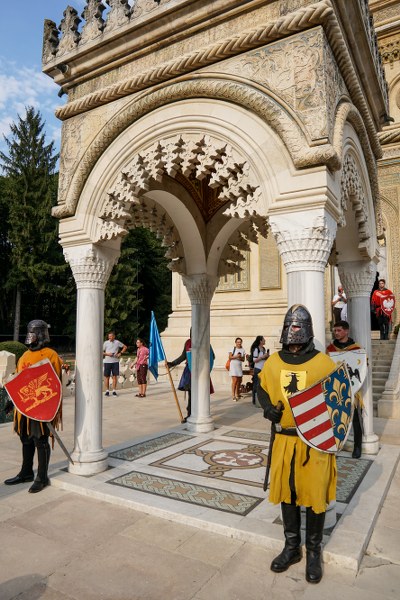 32_400x600.jpg