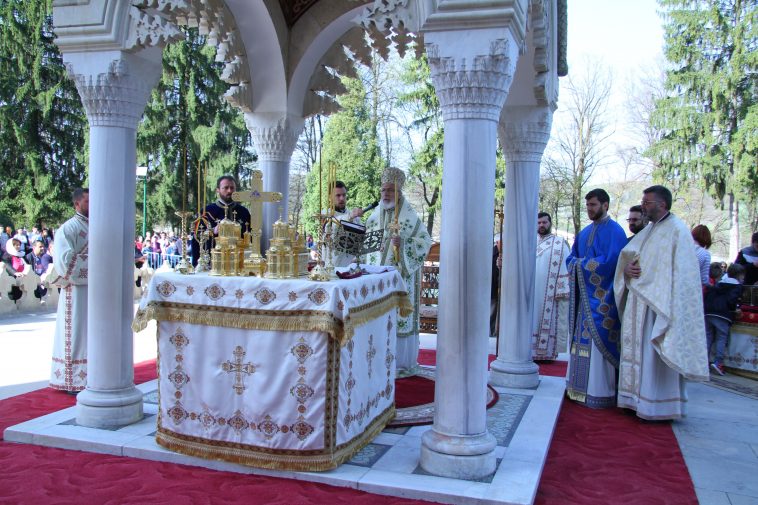 13aprilieslujbacatedrala1-758x505.jpg